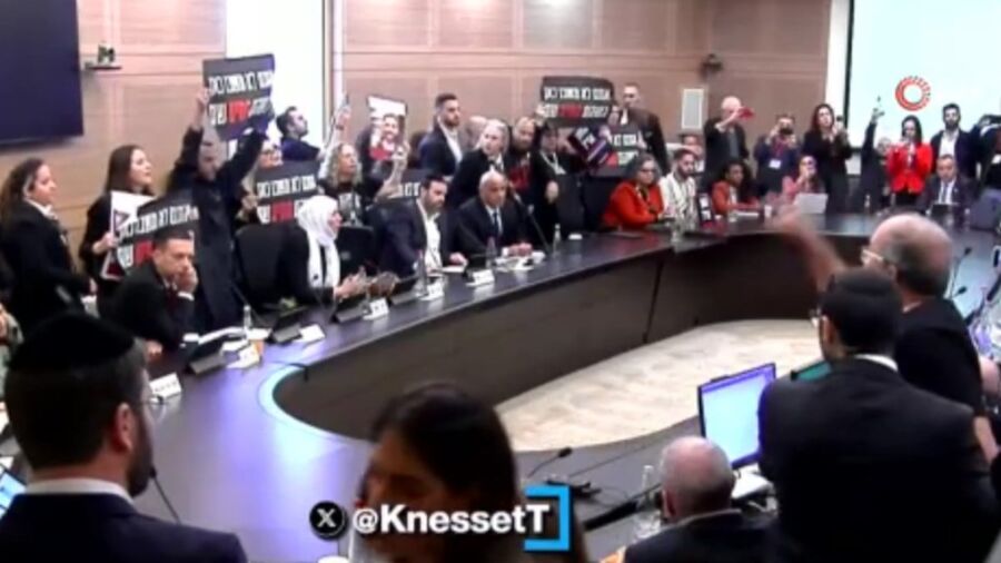 İsrailli esirlerin yakınları, İsrail parlamentosunda Maliye Komitesi toplantısını basarak rehinelerin