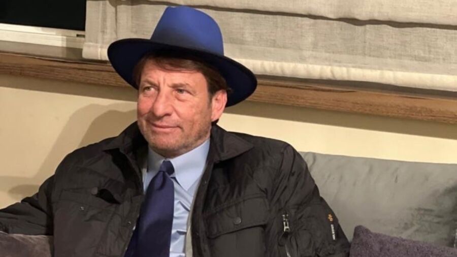 Kaya Çilingiroğlu’nun 60. Yaş Doğum Günü Kutlaması Sosyal Medyada Beğeni Topladı 60 yaşına giren Kaya Çilingiroğlu, doğum gününü çocuklarıyla kutladı. Kutlama