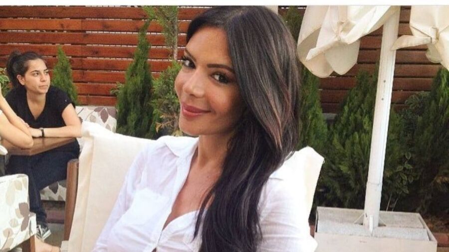 Eski bir haber sunucusu olan Defne Samyeli, şarkıcılık ve oyunculuk