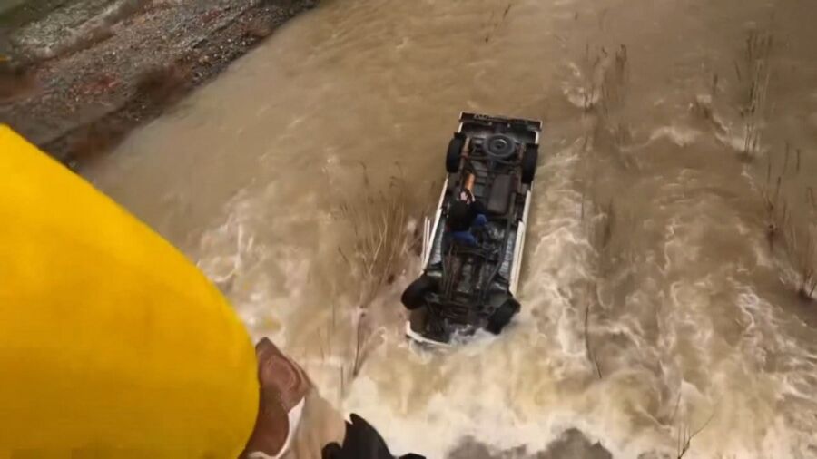 Kaliforniya’nın Livermore ilçesinde yaşanan olayda, şiddetli yağışların etkisiyle hızla akan