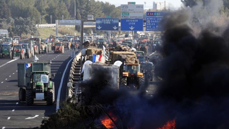 Fransa’da Çiftçi Protestoları: A9 Otoyolu İthal Meyvelerle Ateşe Verildi!
