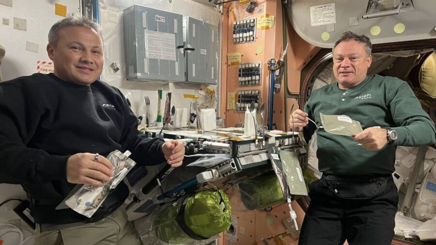 Türkiye’nin ilk astronotu Alper Gezeravcı’nın Uluslararası Uzay İstasyonu’nda yemek yerken