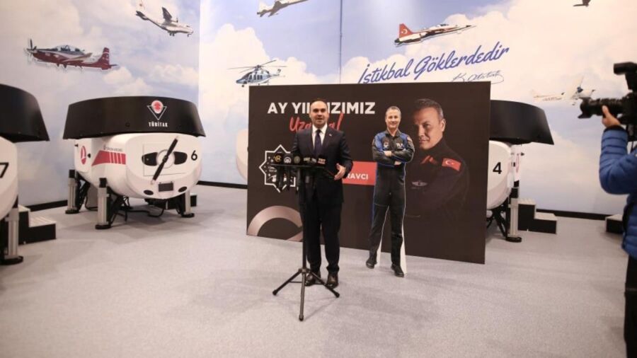 Sanayi ve Teknoloji Bakanı, Uzayda Olan Türk Astronotla Hedefleri Paylaştı Türkiye’nin ilk astronotu Alper Gezeravcı’nın 7 gün boyunca Uluslararası Uzay