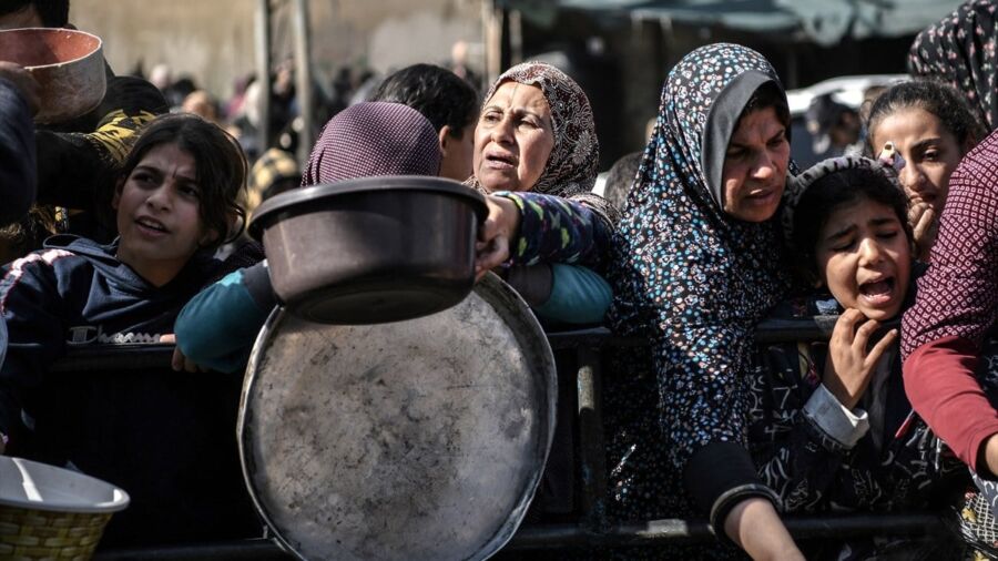 İsrail, Gazze Şeridi’ne karadan, havadan ve denizden yoğun saldırılar gerçekleştirerek