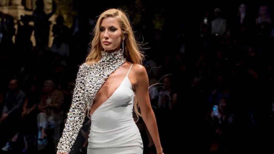 Çağla Şıkel: “Kesinlikle yaşlanıyorum” açıklamasıyla dikkat çekti Ünlü sunucu ve oyuncu Çağla Şıkel, geçtiğimiz dönemde avukat Naim