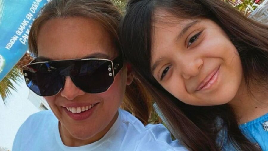 Ünlü şarkıcı Demet Akalın, 2012 yılında Okan Kurt ile evlenmiş