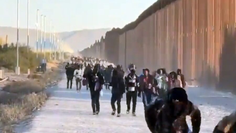 Meksikalı Göçmenler Teksas Sınırında ABD’ye Geçmek İçin Dikenli Tellere Karşı Mücadele Ediyor