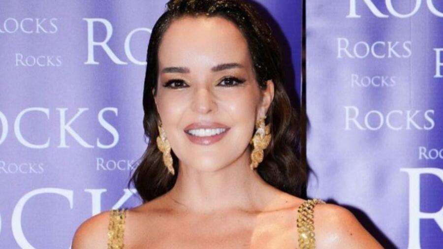 Bengü, geçtiğimiz akşam Girne’de sahne aldı. Altın rengi elbisesi ve