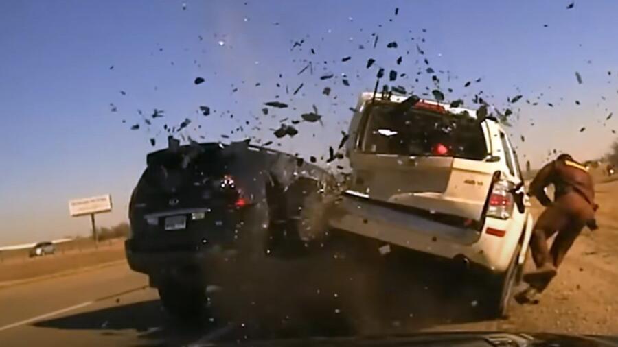 Polisin Kontrol Ettiği Araca Başka Otomobilin Çarptığı Korkunç Kaza Anı Kamerada!