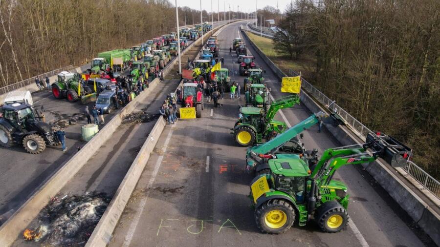 Çiftçiler Fransa’yı abluka altına aldı: Hükümet üzerindeki baskı artıyor!