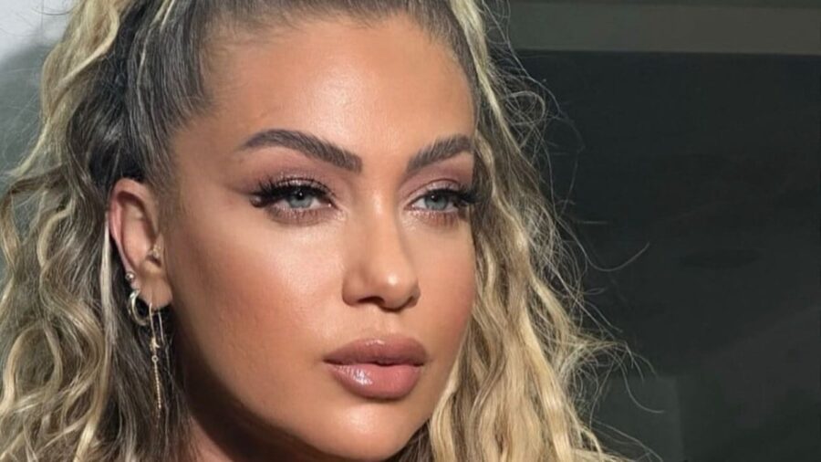 Ünlü şarkıcı ve oyuncu Yeliz Yeşilmen, siyah bir tayt giyerek