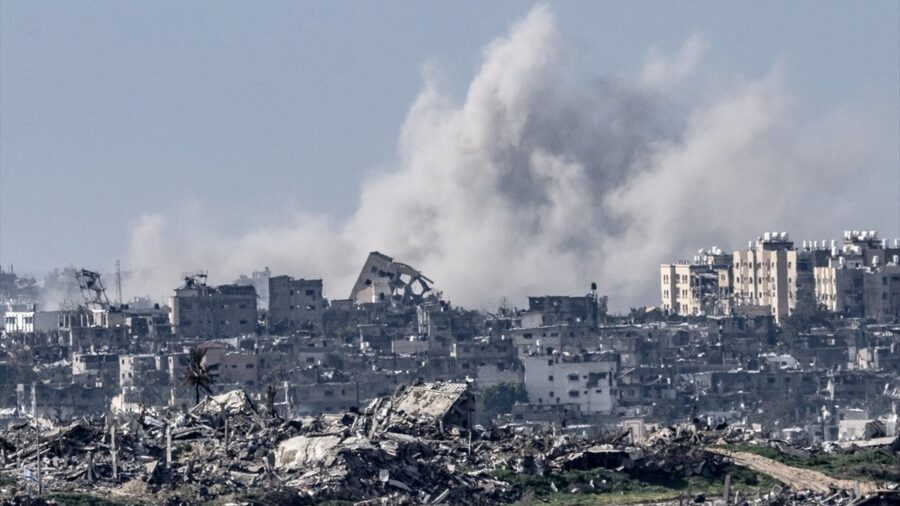 İsrail askerleri, Gazze Şeridi’nin Han Yunus kenti merkezinde bulunan sığınmacı