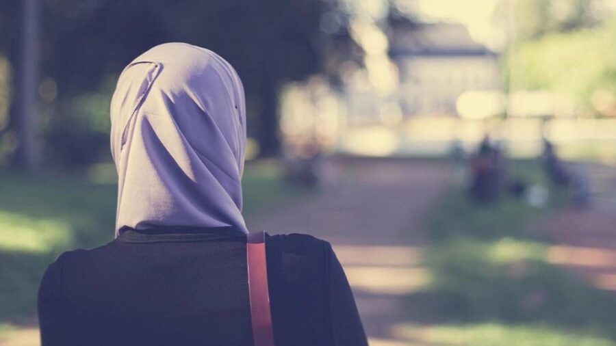 Müslüman Kadına Başörtüsünü Çıkarttırmak İsteyen Doktora Tazminat Şoku: 6 Bin 200 Avro Ödenecek!