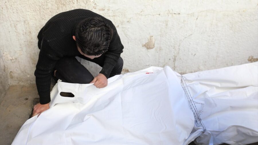 Gazze Şeridi’nin kuzeyindeki Beyt Lahiya’daki bir okulda 30 kişinin elleri