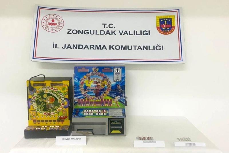 Zonguldak Alaplı’da bir evde yapılan aramada, uyuşturucu ve kumar makinası