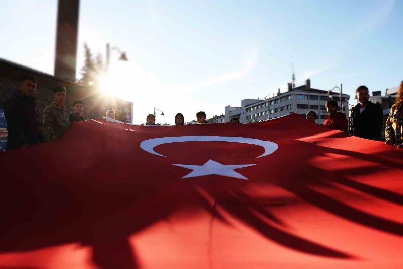 Bolu’da akşam saatlerinde bir grup üniversite öğrencisi tarafından başlatılan şehitleri