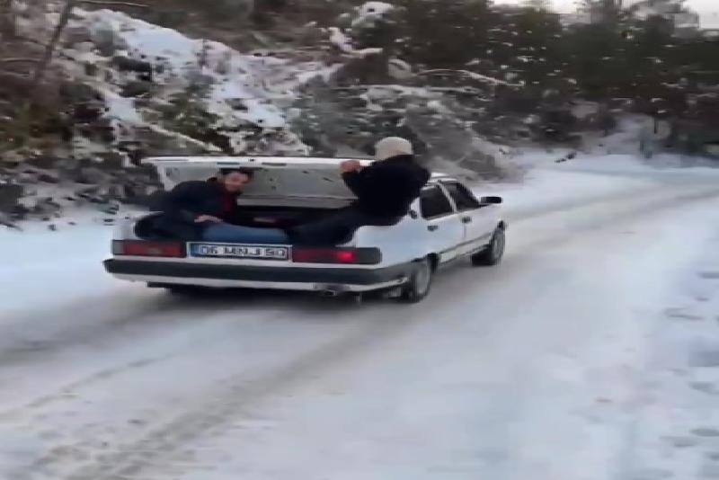 Kastamonu’nun İnebolu ilçesinde buzlanan rampayı çıkamayan araçlar, traktörle çekildi. İnebolu