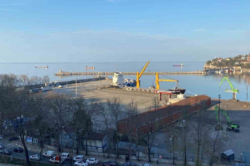 Zonguldak açıklarında makine arızası veren demir yüklü gemi, römorkör eşliğinde