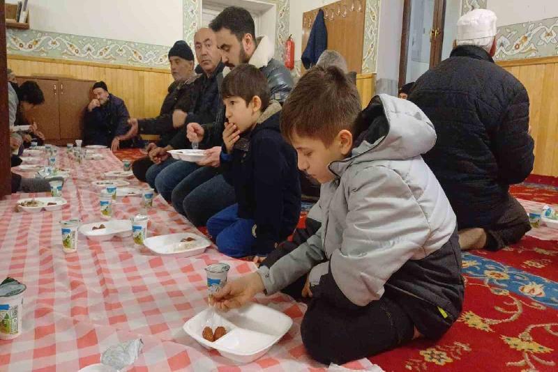 Düzce’de 113 yıldır yaşatılan kandil geleneği sürüyor. Mahalle sakini çocuklar