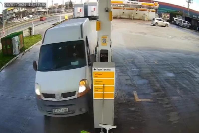 DÜZCE (İHA) – Düzce’de sürücüsünün kontrolünden çıkan minibüs akaryakıt istasyonunda