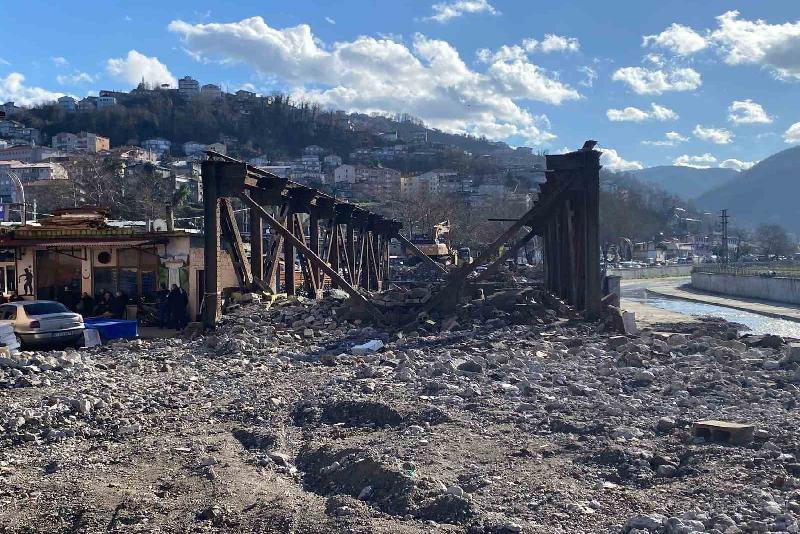 Fevkani Köprüsü’nün son parçası da yıkılıyor Zonguldak’ta yıkım çalışmaları süren Fevkani Köprüsü’nde İstasyon Caddesi’ndeki kalan parça