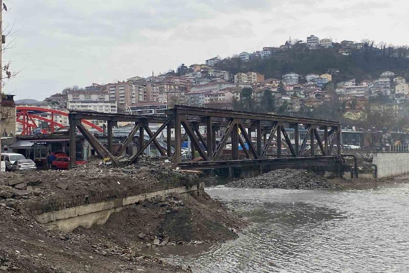 Zonguldak’ta istasyon caddesindeki yıkımın tamamlanmasının ardından köprü yıkımı tamamlanacak. Zonguldak’ta