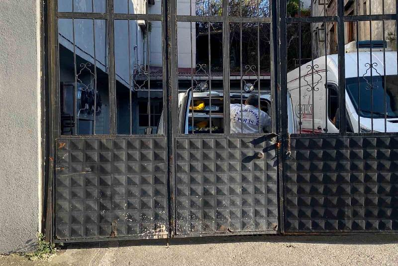 İş yerinin avlusunda intihara kalkıştı Zonguldak’ta bir kişi gıda imalathanesinin avlusunda silahla intihara kalkıştı. Ağır