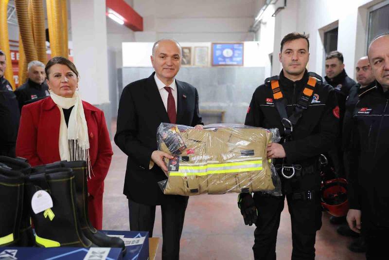 Düzce Belediyesi İtfaiye Müdürlüğü’nde görevli personellerin yangına müdahale ekipmanları yenilendi.