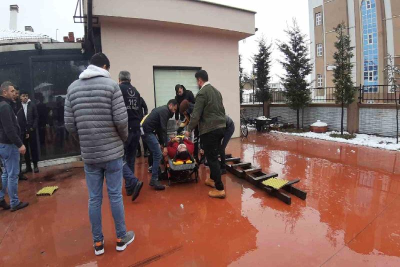 Bolu’da kafenin çatısında arızalanan baca motorunu tamir etmek için merdivenle