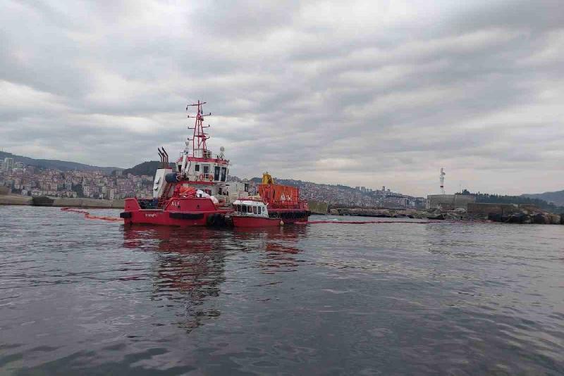 Zonguldak’ın Ereğli ilçesinde askeri mendireğe çarptıktan sonra batan Türk bayraklı