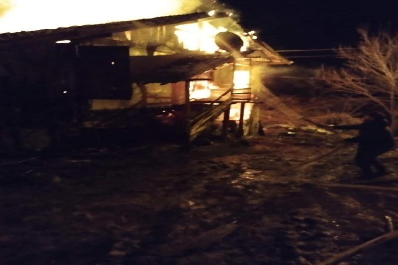 Kastamonu’nun Araç ilçesinde çıkan yangında ahşap ev kullanılamaz hale geldi.