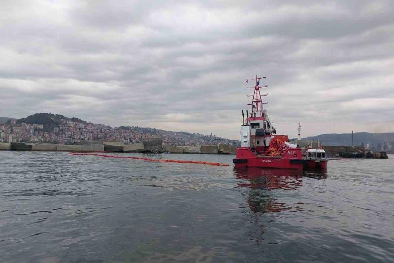 Zonguldak’ın Ereğli ilçesinde askeri mendireğe çarptıktan sonra batan Türk bayraklı