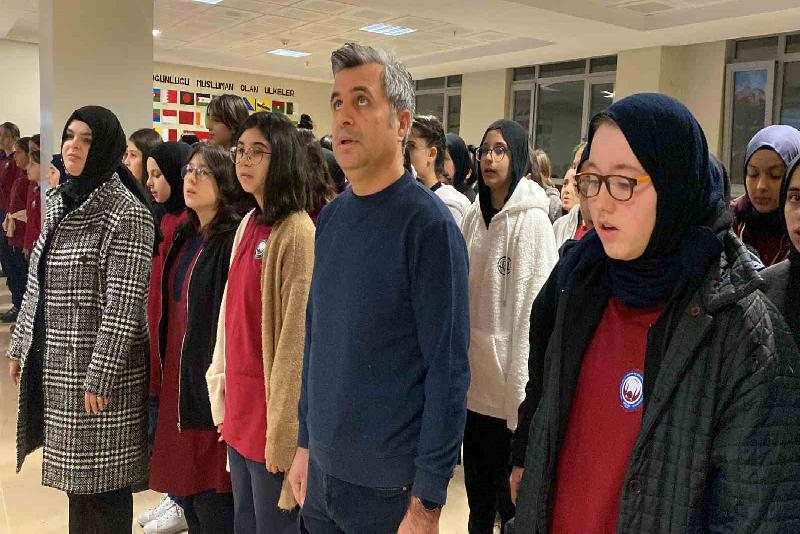 Zonguldak’ta öğrenciler, şehitler için bir dakikalık saygı duruşunda bulunduktan sonra