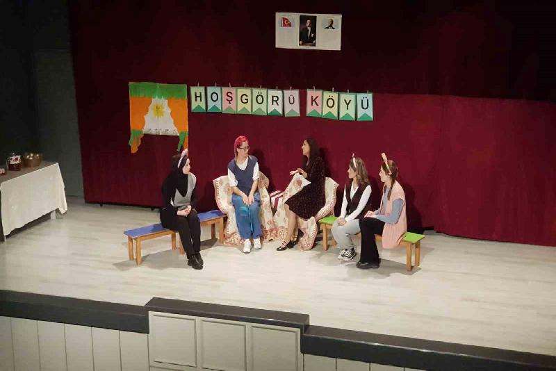 Karabük’te ilkokul öğrencileri, öğretmenlerden oluşan tiyatro ekibinin sergilediği oyunlarla hem