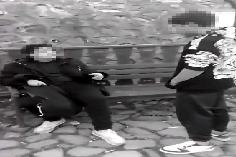 Sosyal medyaya yansıyan olayda 3 genç, parkta sıkıştırdıkları bir gence
