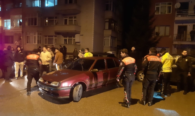 Bir polis ekibi, bir aracın polisten kaçarken park halindeki bir