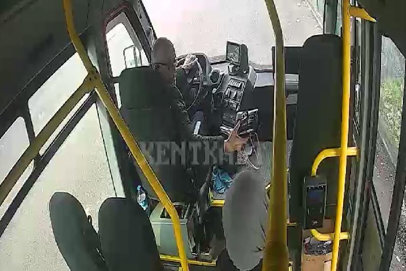 Düzce Belediyesi Ulaşım A.Ş.’ye bağlı otobüs şoförü Faruk Kalkan, durakta