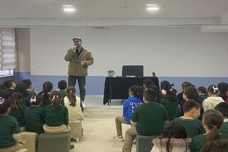 Yazar Anıl Basılı, Kastamonu’da öğrencilerle buluştu Kastamonu’da öğrencilerle bir araya gelen Yazar Anıl Basılı, kitaplarını imzaladı.