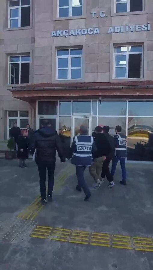 “Akçakoca’da Evlere Dadanan Hırsızlar Tutuklandı!” Akçakoca ilçesinde yaşanan hırsızlık olaylarına yönelik gerçekleştirilen operasyon sonucunda C.P.