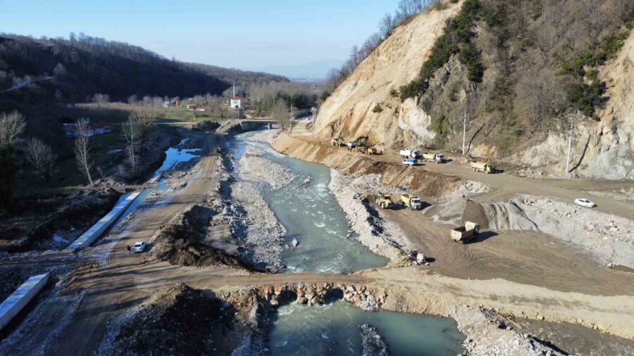Düzce’de Heyelan Tehlikesi: Beyköy Beldesi Yolunda Alternatif Yol Çalışmaları Devam Ediyor Düzce’de bulunan Beyköy beldesi grup yolunda meydana gelen heyelan sonrasında,