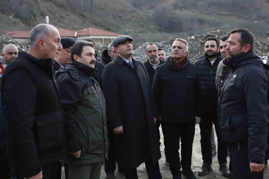 Düzce Valisi Selçuk Aslan, Heyelan Sonrası Çınardüzü Mevkiini İnceledi Aşırı Yağışlar Sonrası Düzce’de Heyelan Oluştu Düzce’de meydana gelen aşırı