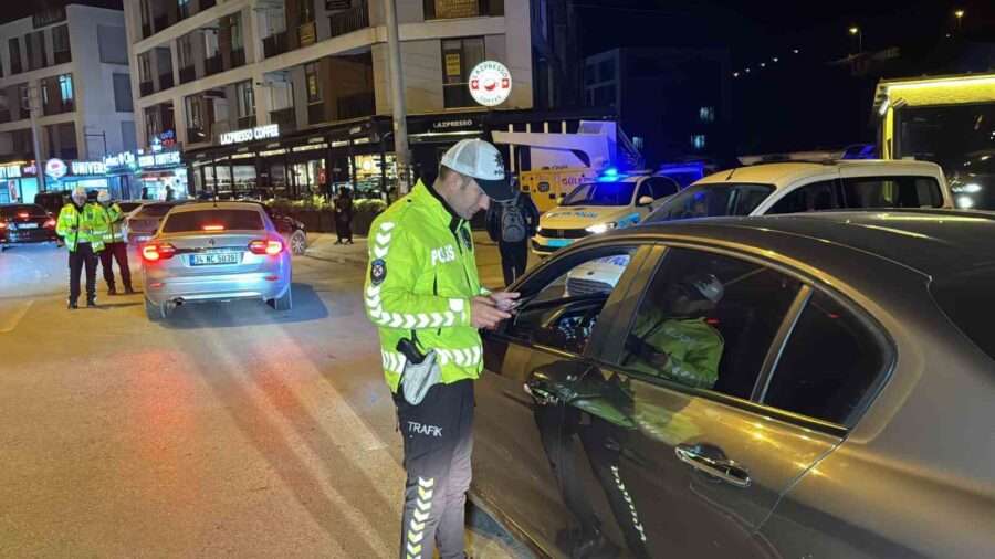Düzce ilinde polis ekipleri, Konuralp bölgesinde gerçekleştirdikleri denetimlerde sürücülere sıkı