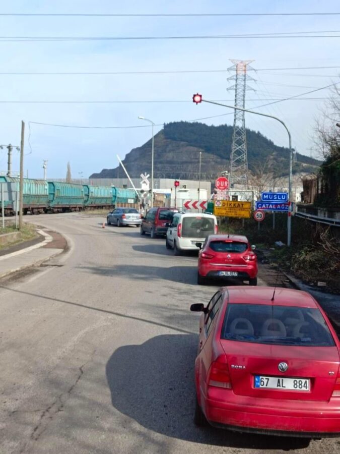 Zonguldak’ta Hemzemin Geçit Arızası: Kazaları Tetikliyor Zonguldak’ta Çatalağzı Beldesi’nde bulunan Işıkveren mevkisindeki hemzemin geçitte yaşanan bariyer