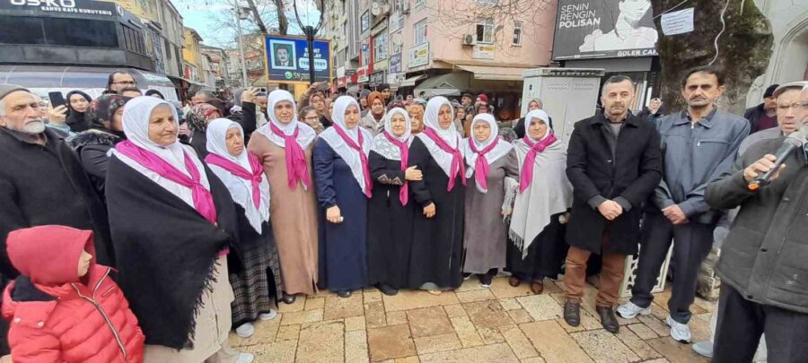 Zonguldak’ın Alaplı ilçesinde gerçekleşen umre ziyareti uğurlama töreni duygusal anlara