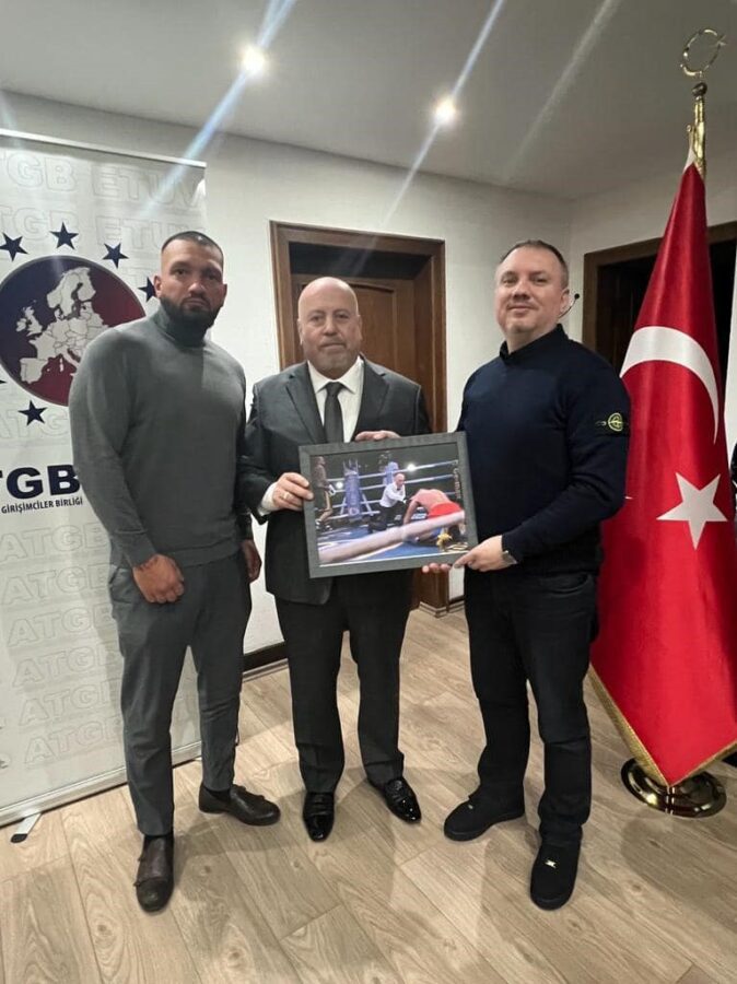 Profesyonel boksör Çağlar Genç, Avrupalı Türk Girişimciler Birliği Genel Başkanı