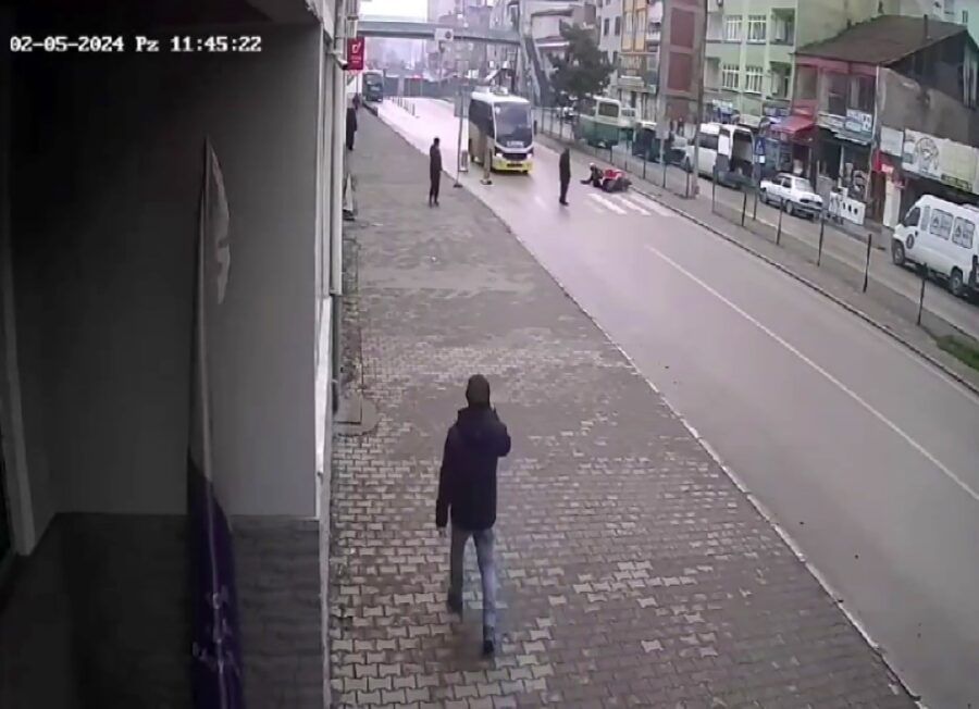 Karabük’te Motosikletin Metrelerce Sürüklendiği Kaza Anı Kamerada! Karabük’te Zonguldak Caddesi’nde meydana gelen trafik kazasında, ismi ve plakası