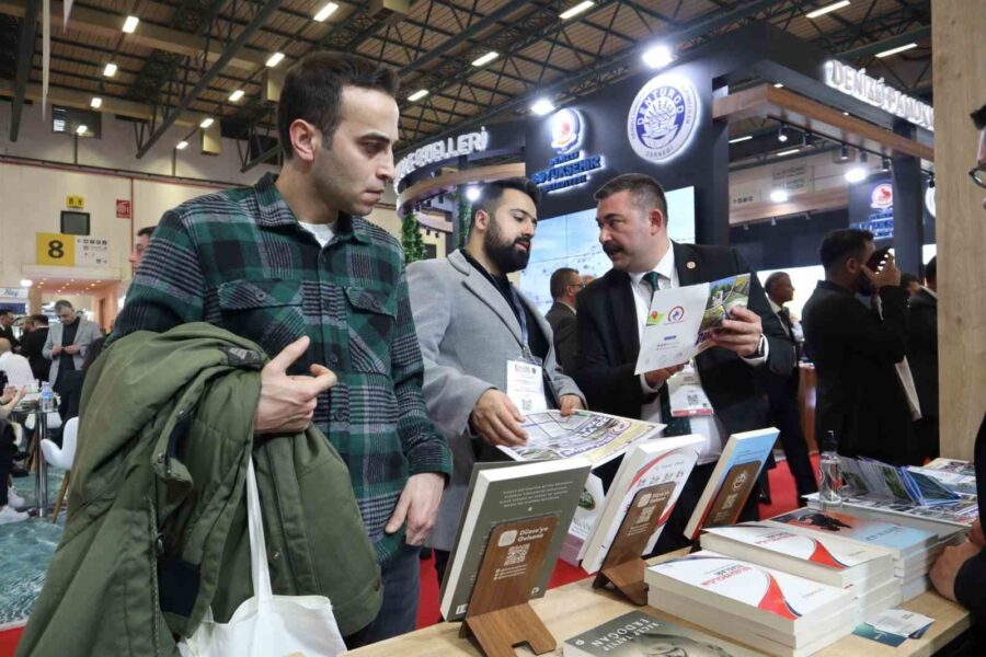 Düzce Belediyesi EMITT Fuarında Dikkat Çeken Standıyla Tüm Dünyaya Sesleniyor! Düzce Belediyesi, EMITT fuarında Düzce’nin güzelliklerini tanıtıyor 27’inci Doğu Akdeniz