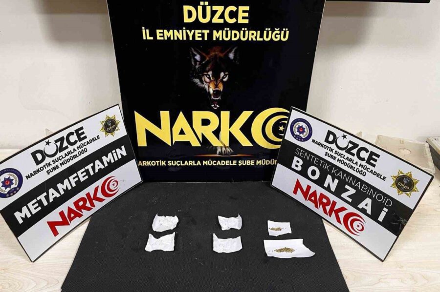 Düzce’de Polis Ekipleri Uyuşturucu Satıcısını ve Alıcılarını Yakaladı! Tutuklama Kararı Verildi Düzce’de polis ekipleri, fiziki takibe aldıkları uyuşturucu satıcısı E.Ç. ve