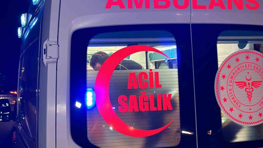 Düzce’nin kuzey çevre yolunda meydana gelen trafik kazasında, otomobilin bir