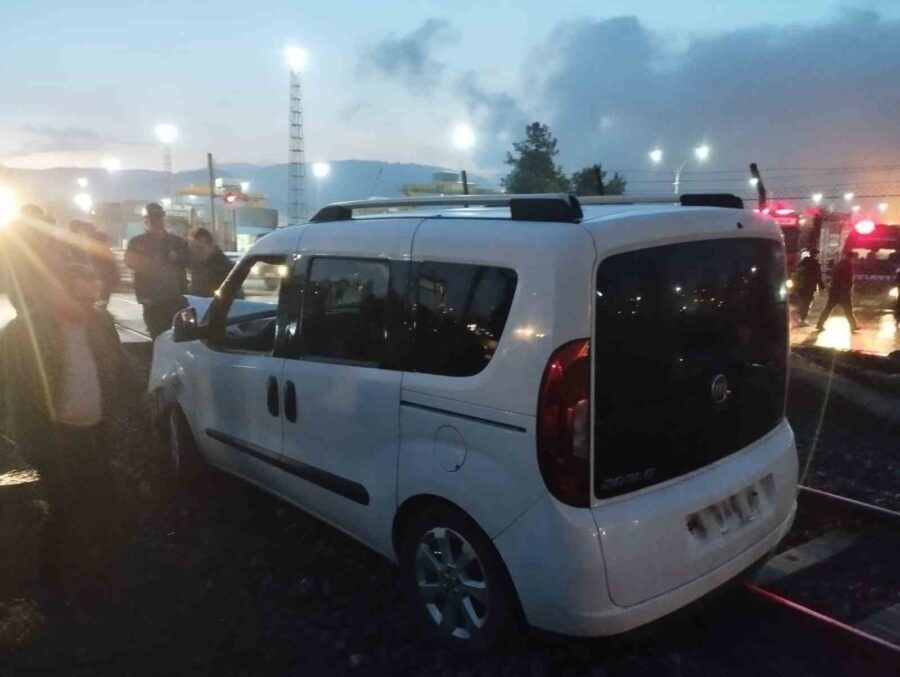 Karabük’te Yük Treni ile Kamyonet Kaza Yaptı, Şans Eseri Ölen ya da Yaralanan Olmadı Karabük’te bir yük treni ve kamyonet arasında meydana gelen kazada